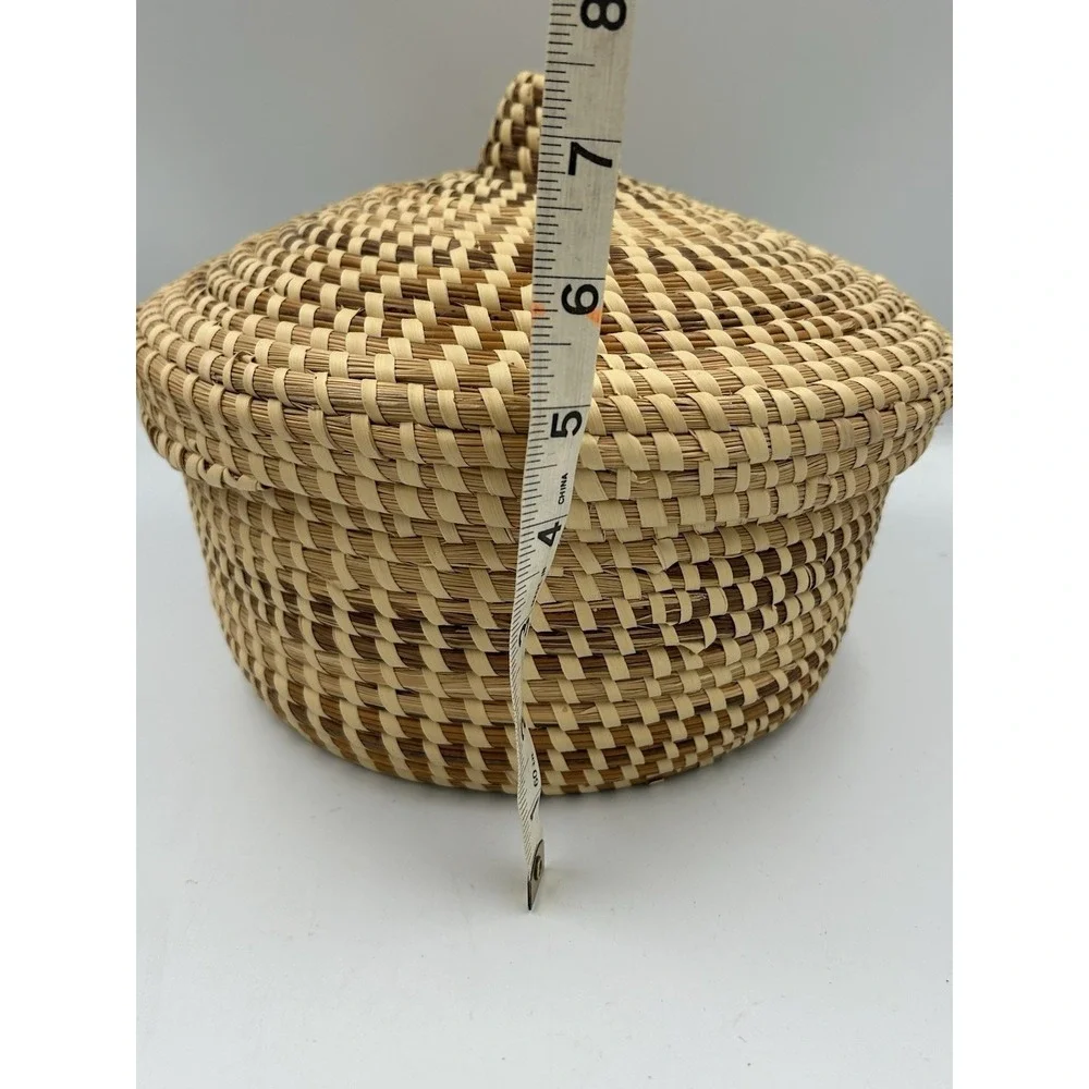 Gullah sweetgrass basket/fitted lid An historic craft in the SC Low-country.